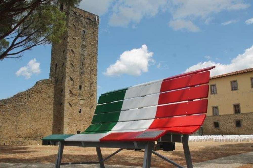Il Big Bench tricolore di Castiglion Fiorentino, panchina gigante