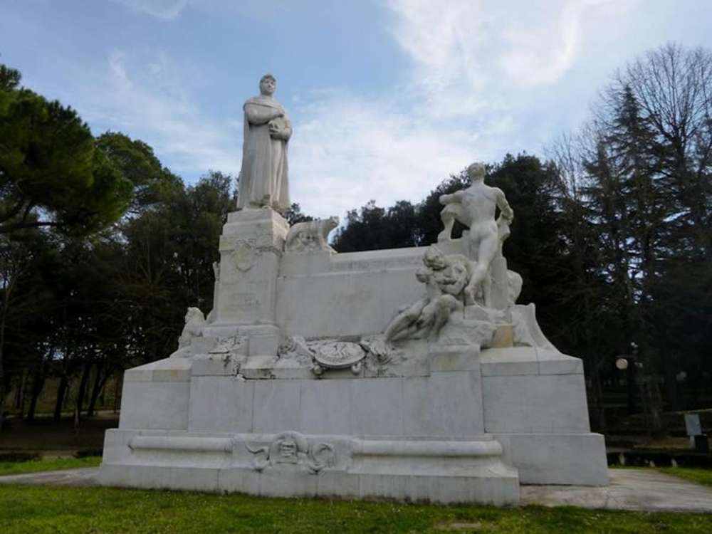 Non dimenticate di inserire nel vostro itinerario e di visitare il Monumento Petrarca