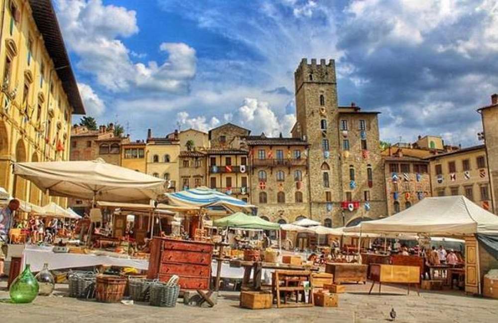 La Fiera Antiquaria di Arezzo si tiene ogni prima domenica del mese e sabato precedente