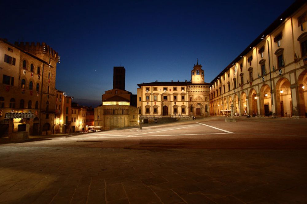 Non dimenticate di inserire nel vostro itinerario e di visitare Piazza Grande ad Arezzo