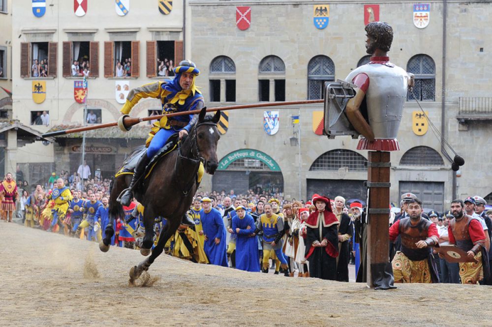 la più caratteristica manifestazione di Arezzo: Giostra del Saracino 